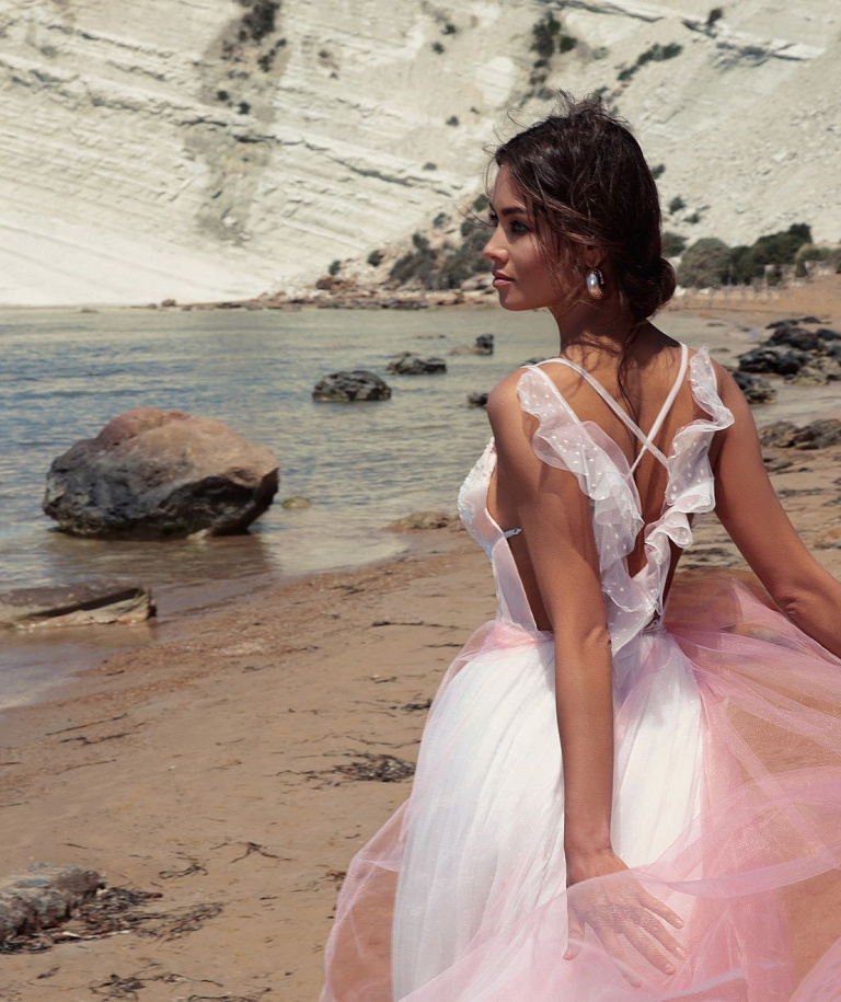 Свадебное платье с розовым оттенком