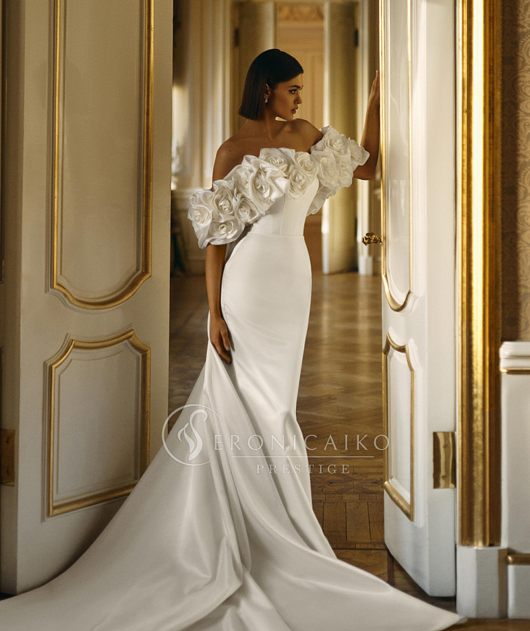 Роскошное свадебное платье с цветочным декором