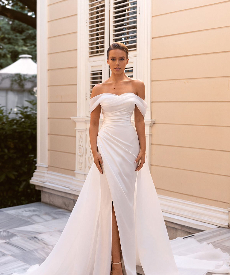 Стильное свадебное платье со спущенными плечиками