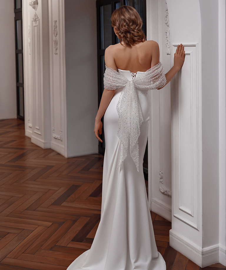 Атласное свадебное платье рыбка с декором по груди