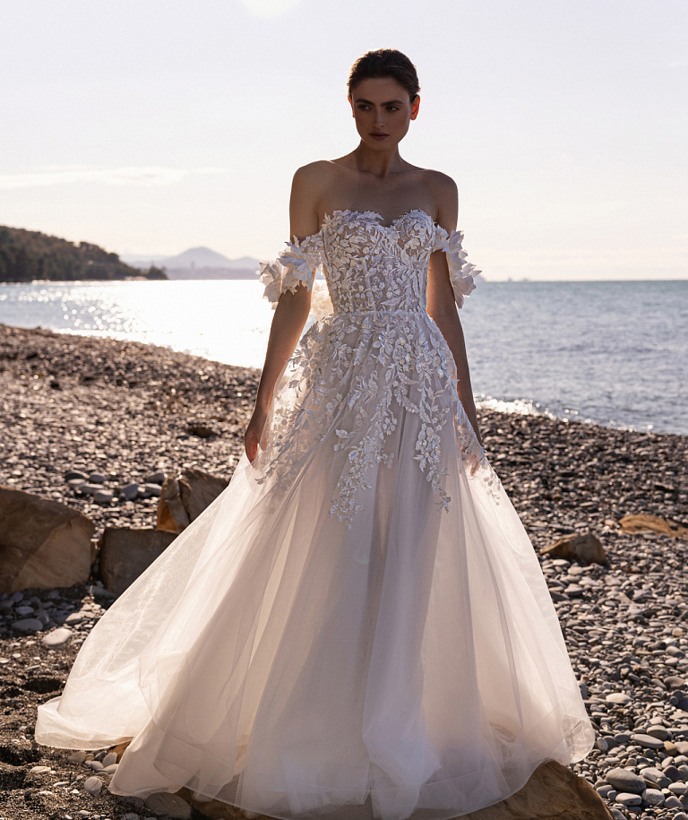 Кружевное свадебное платье с цветочными бретелями