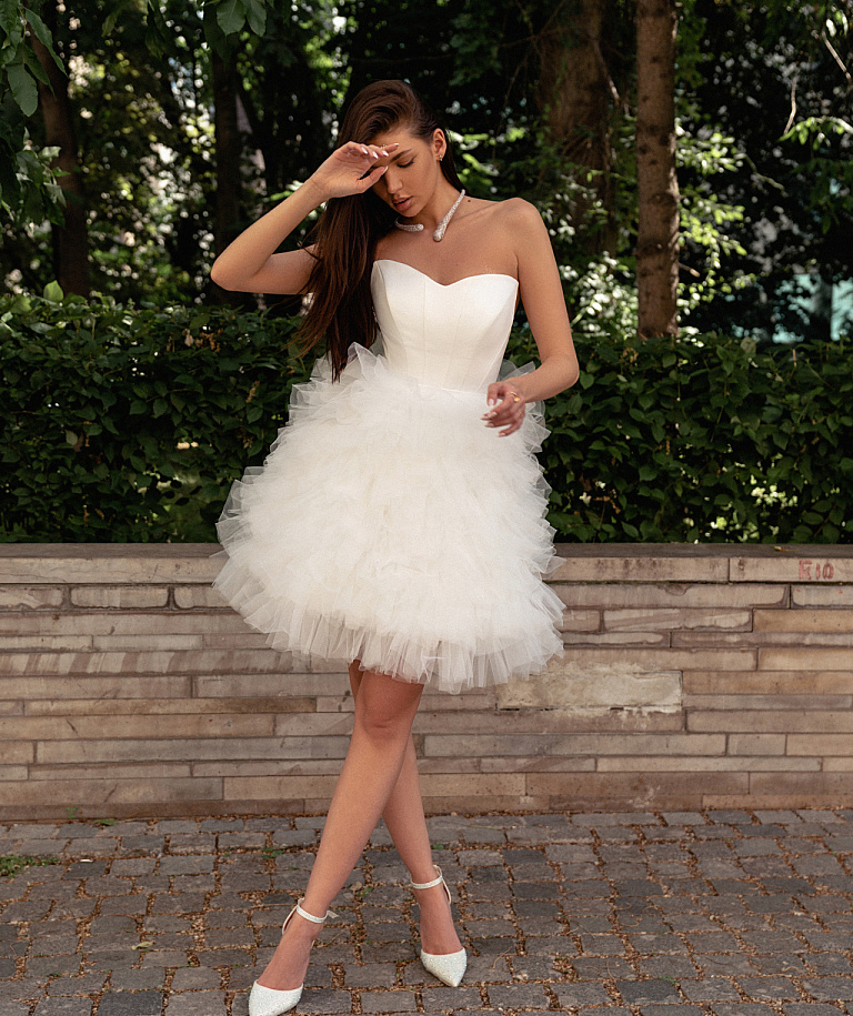 Лаконичное короткое свадебное платье