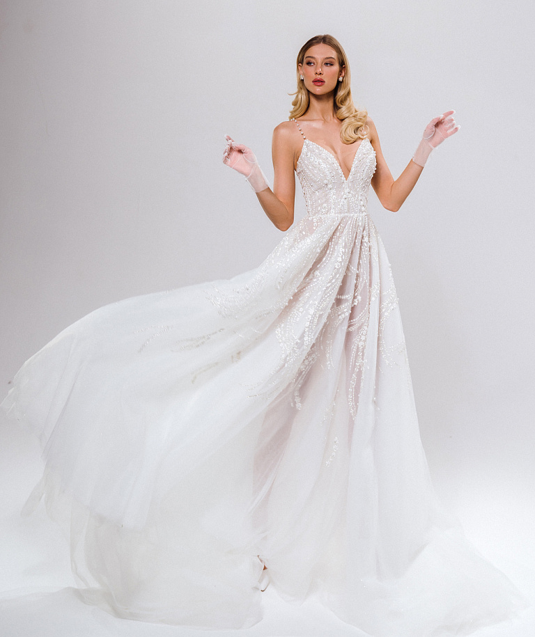 Сверкающее свадебное платье на тонких бретельках