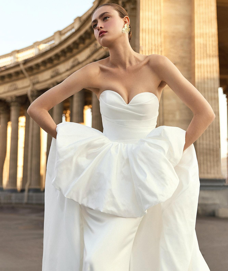 Стильное свадебное платье с необычной юбкой