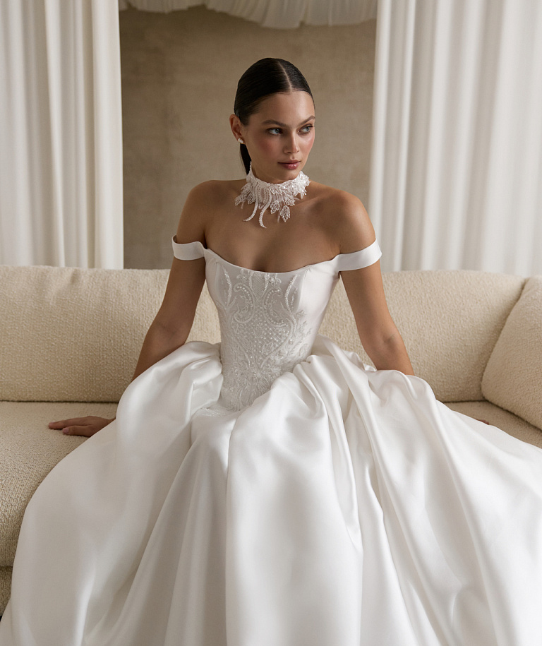 Королевское свадебное платье из атласа