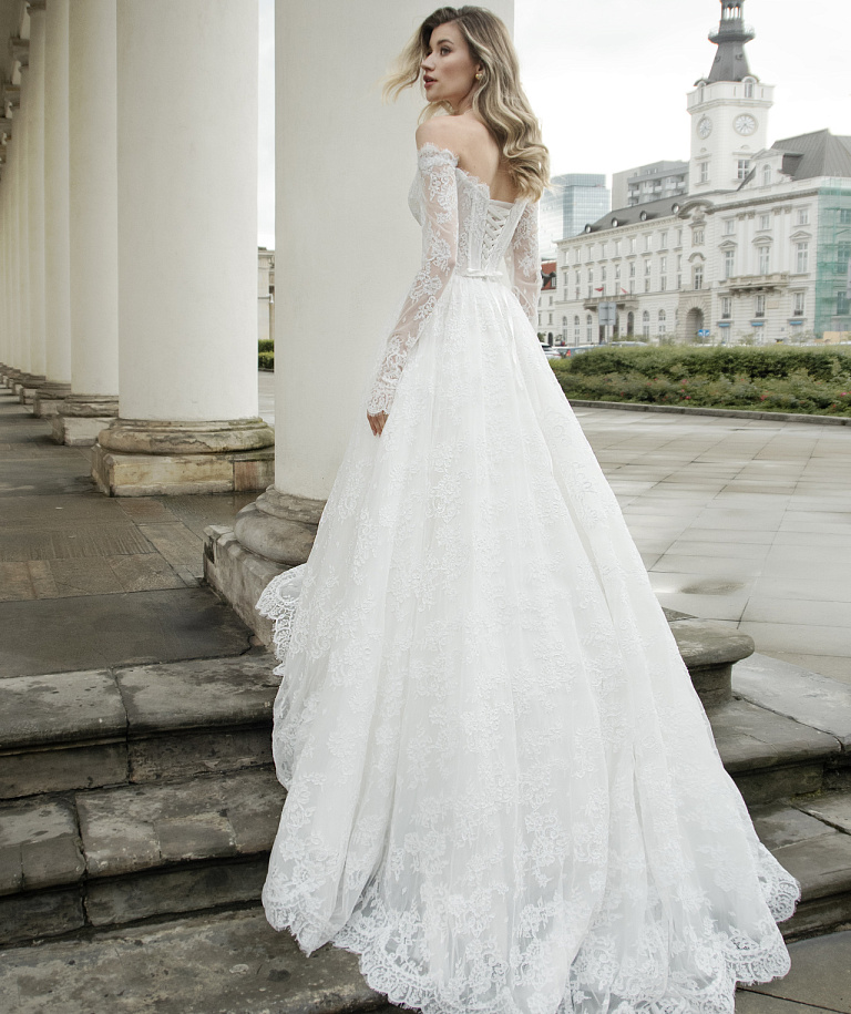 Кружевное свадебное платье с рукавами и открытыми плечами