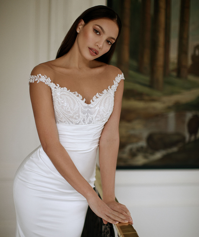 Свадебное платье с красивым расшитым корсетом и атласной юбкой