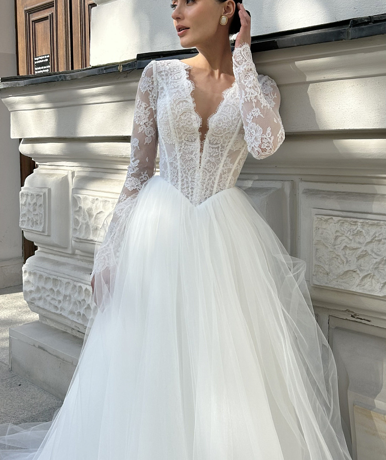 Свадебное платье с кружевными рукавами и V-вырезом