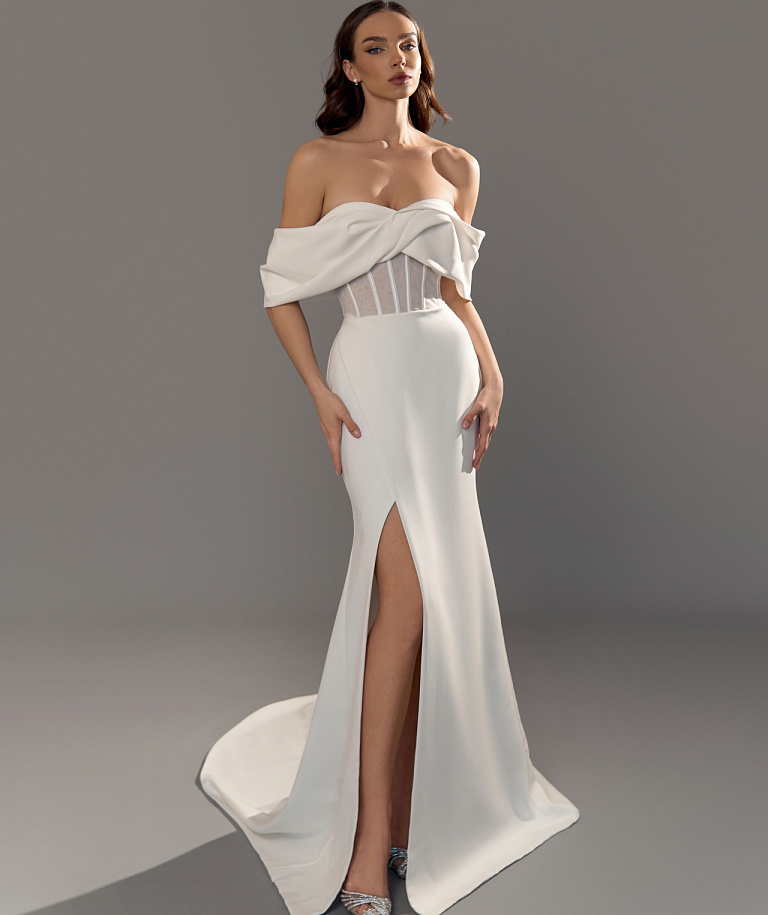 Лаконичное свадебное платье с прозрачным корсетом