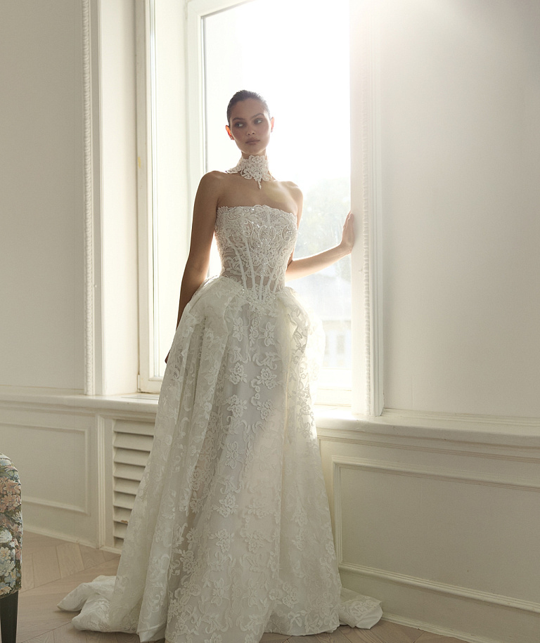 Роскошное кружевное свадебное платье с чокером