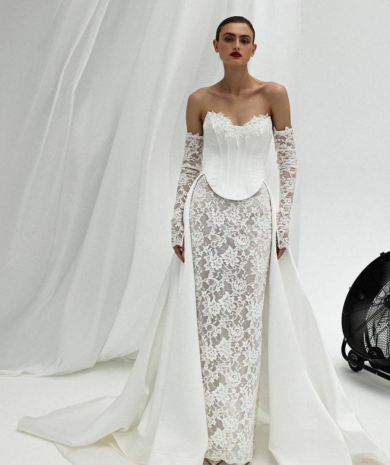 Стильный свадебный комплект с атласным корсетом и кружевной юбкой