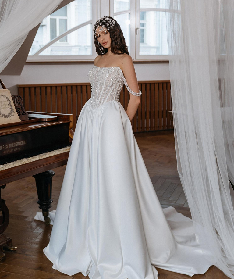 Свадебное платье с атласной юбкой и роскошным корсетом