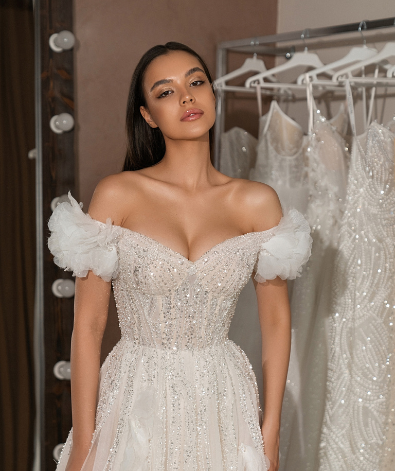 Роскошное свадебное платье с объемными цветами