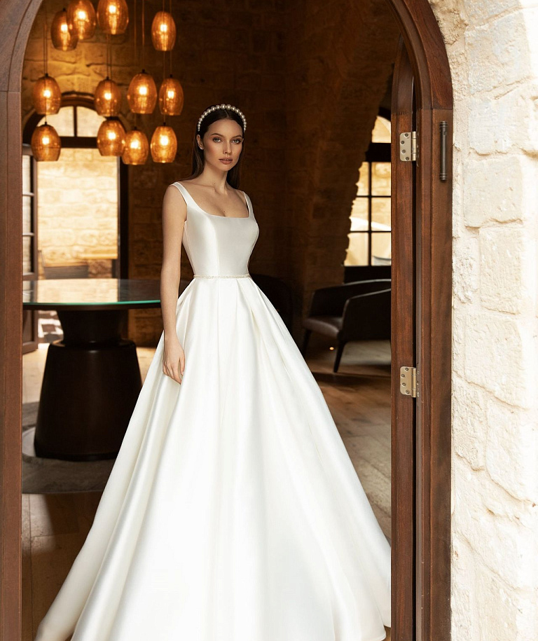 Атласное свадебное платье с расшитым болеро