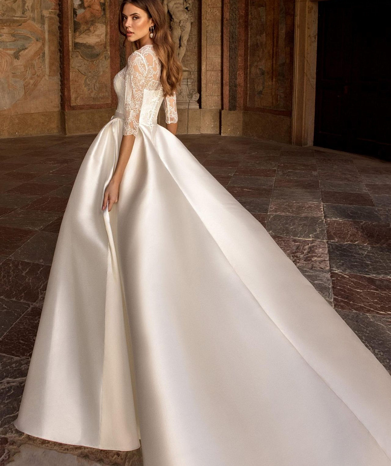 Классическое свадебное платье с атласной юбкой