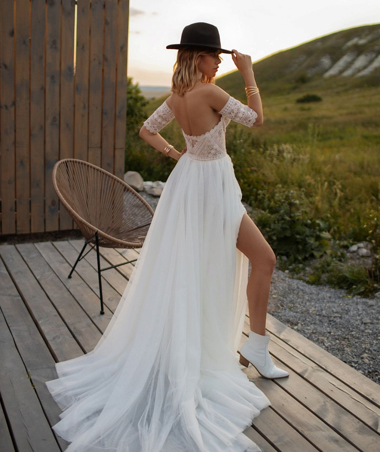 Стильное свадебное платье бохо с разрезом