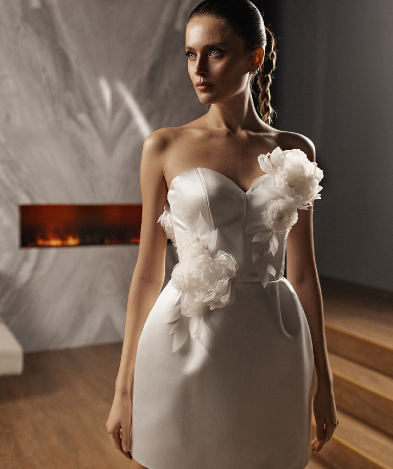 Свадебное платье мини с объемными цветами