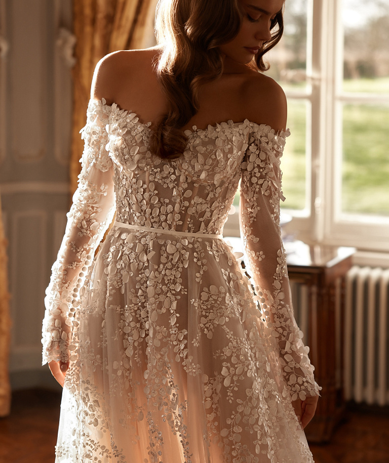 Роскошное свадебное платье с рукавами и открытыми плечами