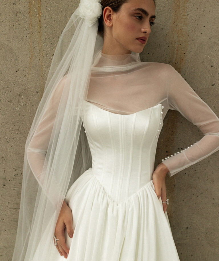 Классическое свадебное платье с прозрачным болеро