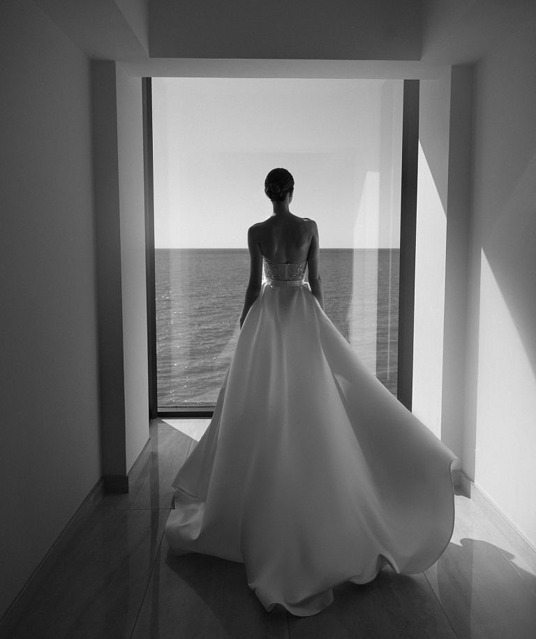 Свадебное платье с атласной юбкой и жемчужным корсетом