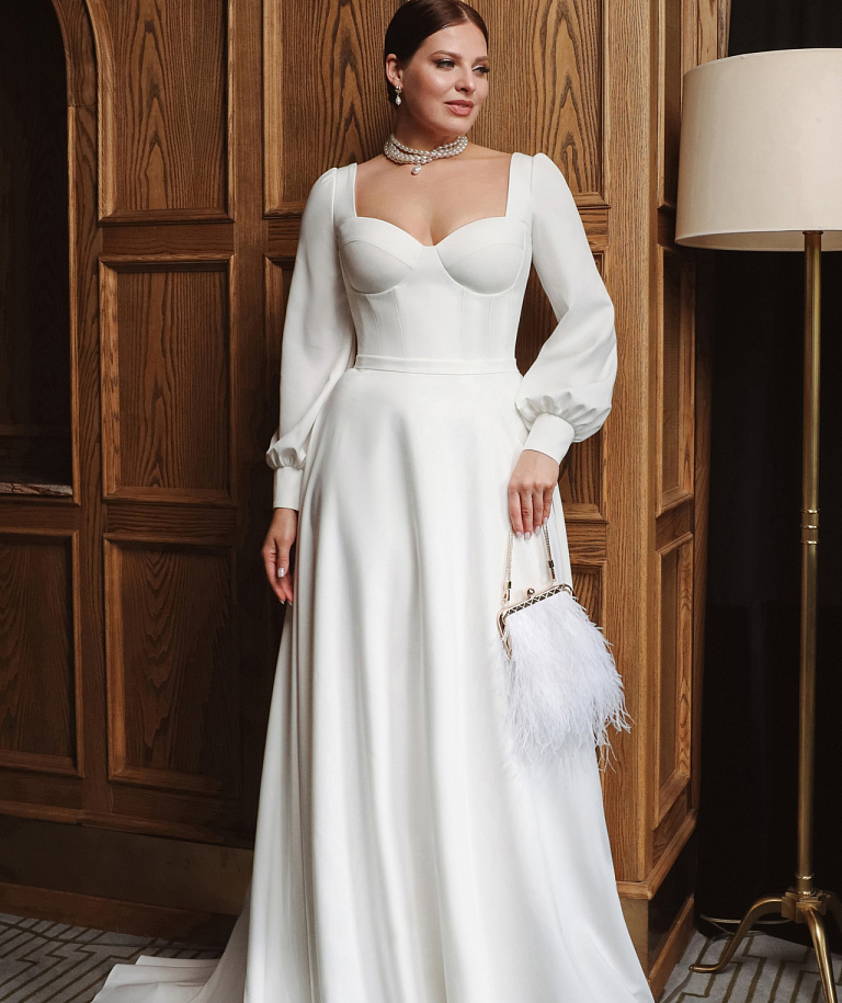 Лаконичное свадебное платье плюс сайз
