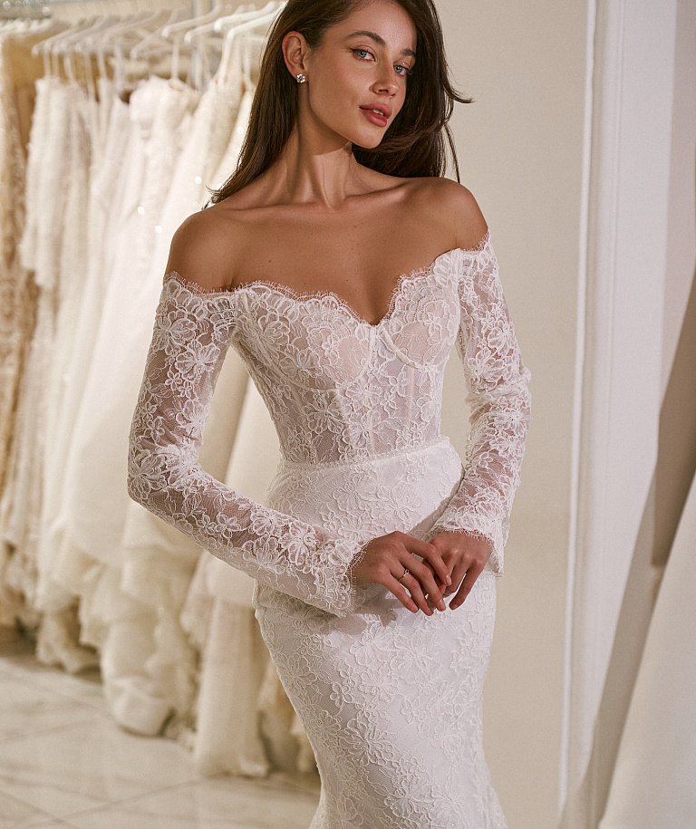 Изысканное кружевное платье со съемным шлейфом