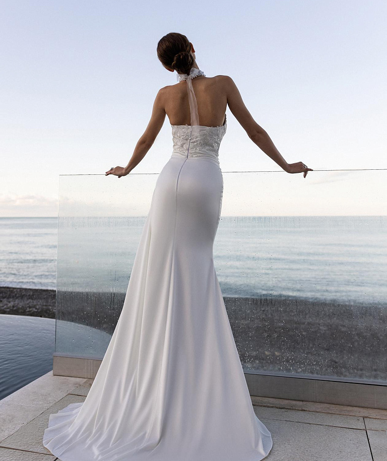 Атласное свадебное платье с кружевным декором