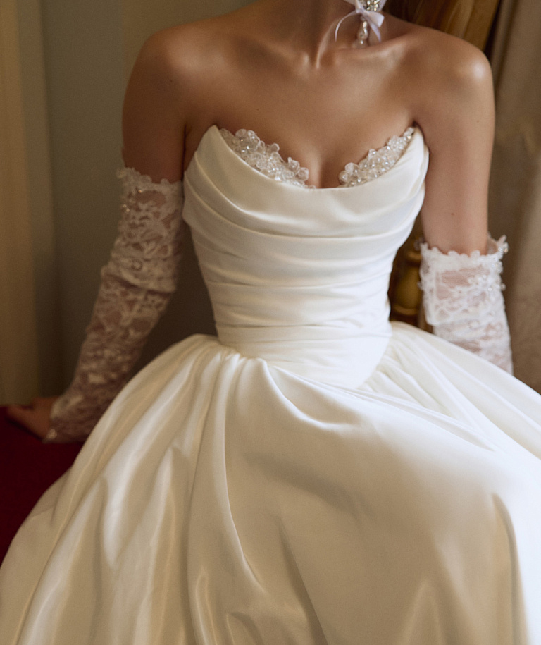 Свадебное платье из тафты с кружевными элементами