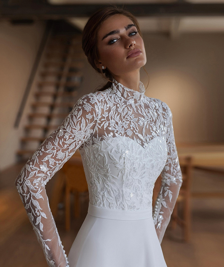 Свадебное платье с кружевными рукавами и шифоновой юбкой