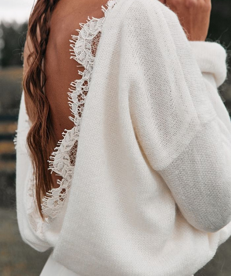 Молочный свитер с кружевом