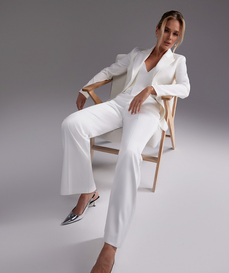Стильный свадебный костюм-тройка из стрейч атласа