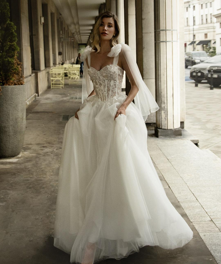 Нежное свадебное платье с бантами на плечах