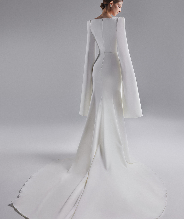 Свадебное платье из креп-стрейча с рукавами-кейпами