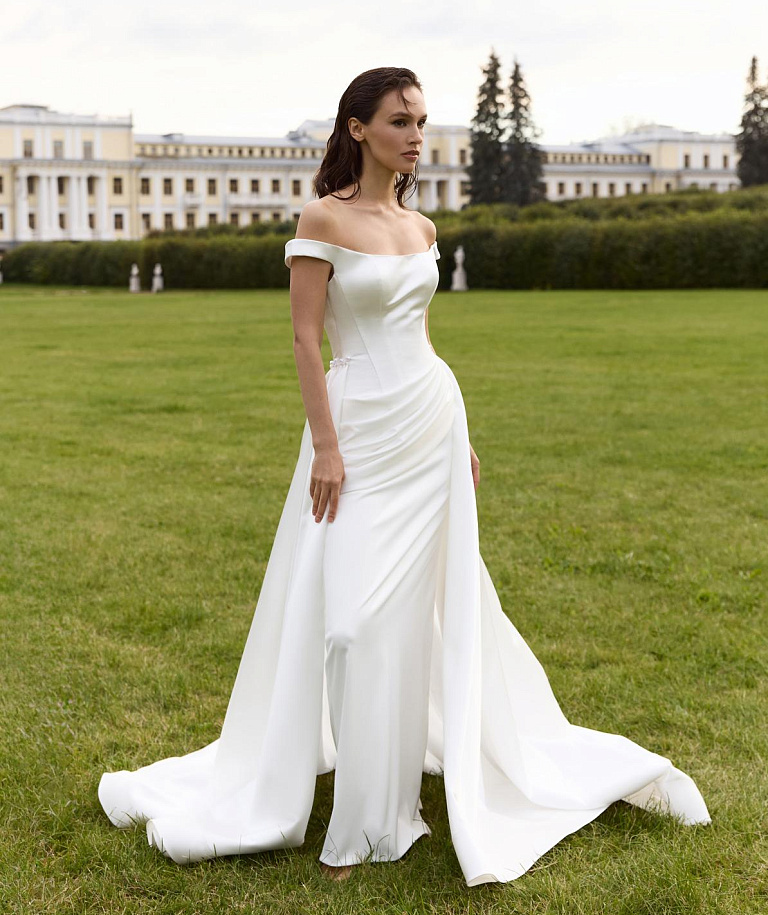 Элегантное атласное платье со шлейфом и драпировкой