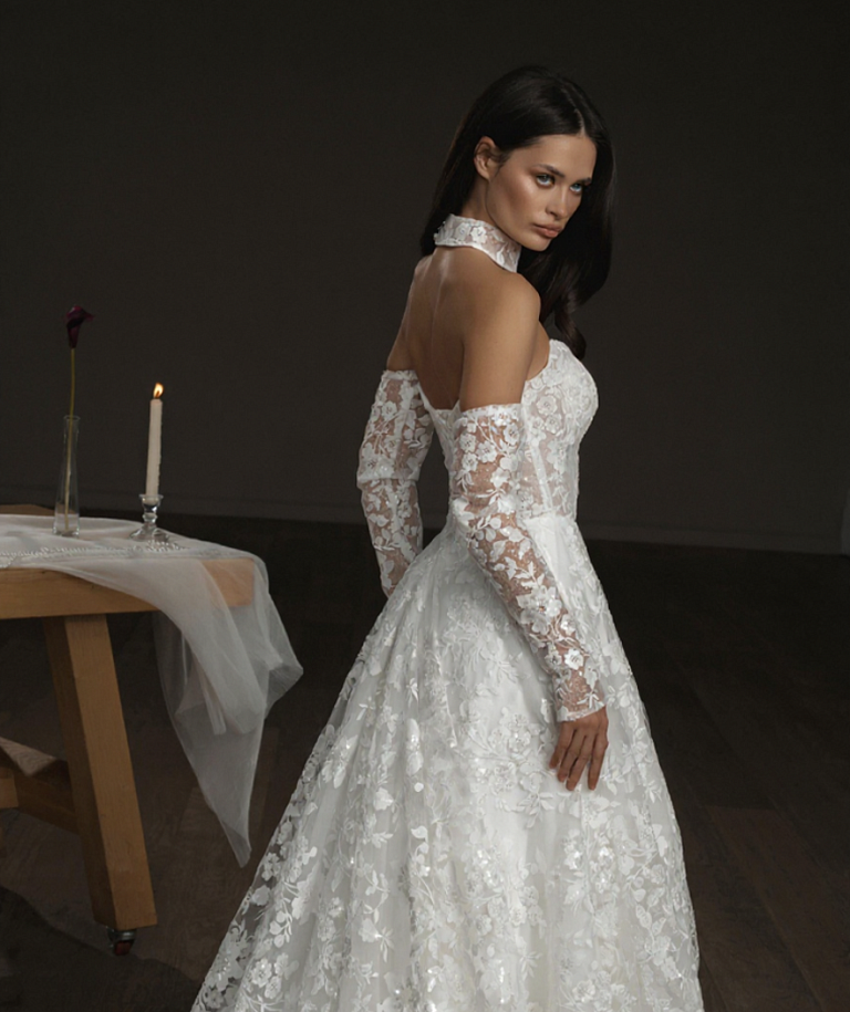 Эффектное свадебное платье из блестящего кружева, украшенного прозрачной пайеткой