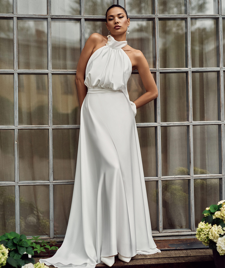 Изящное платье из струящегося атласа