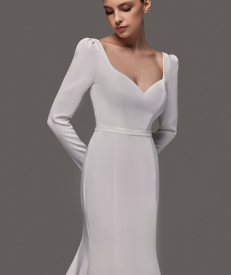 Лаконичное сваебное платье из крепа