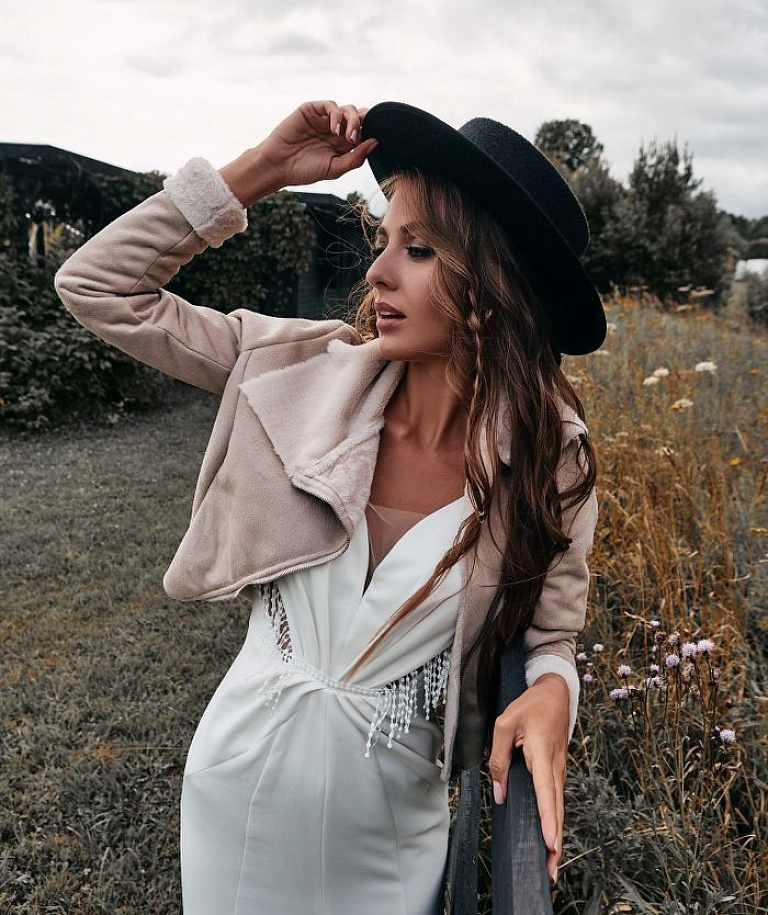 Бежевая короткая дубленка