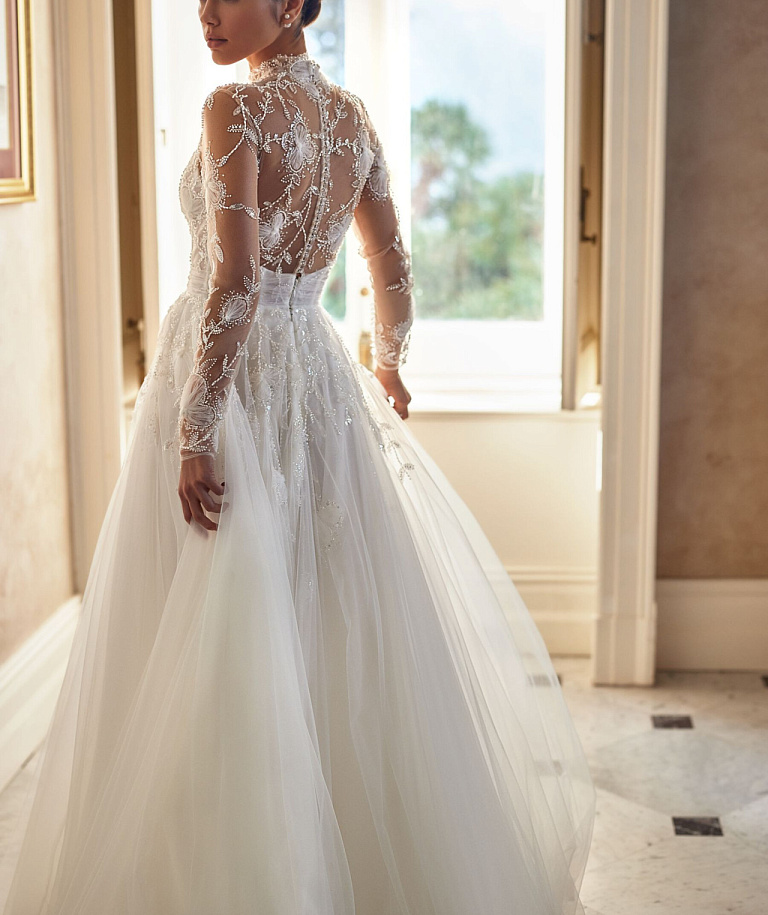 Закрытое свадебное платье в цветочном кружеве