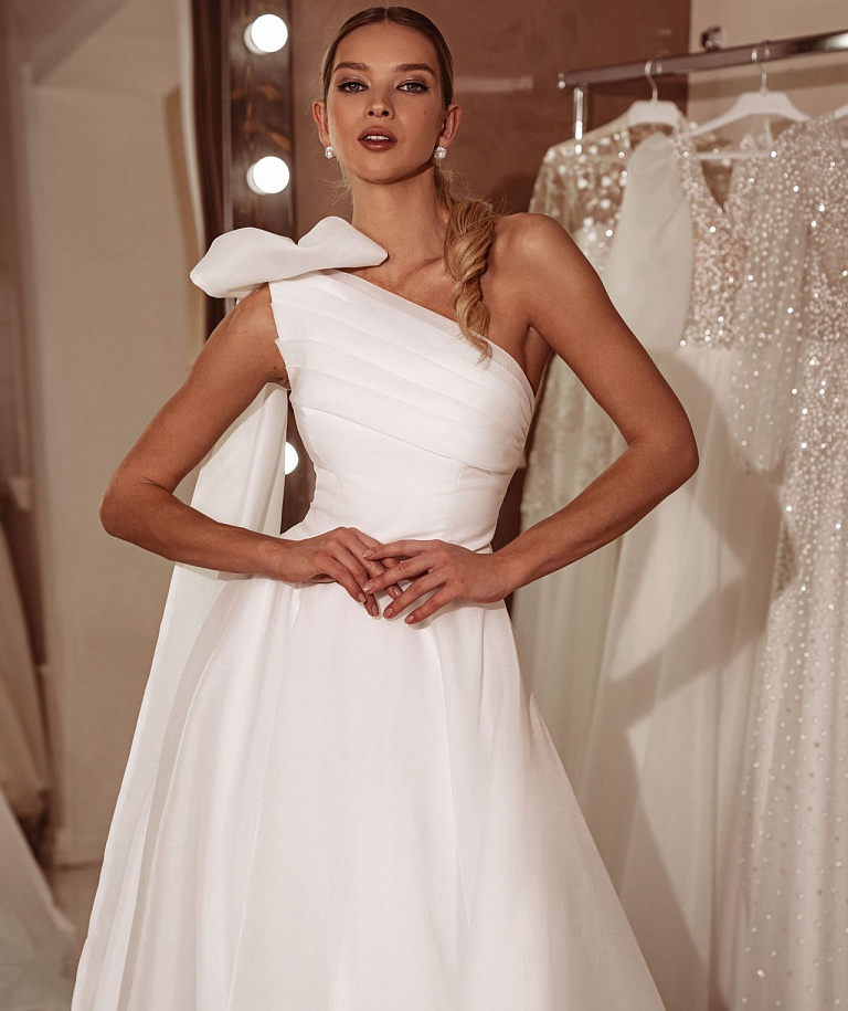 Нежное свадебное платье на одно плечо