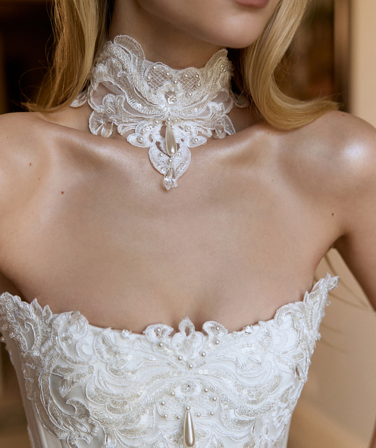 Атласный свадебный комплект с красивой вышивкой