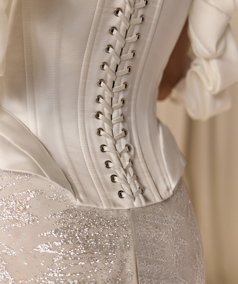 Эффектный свадебный комплект блестящей юбкой