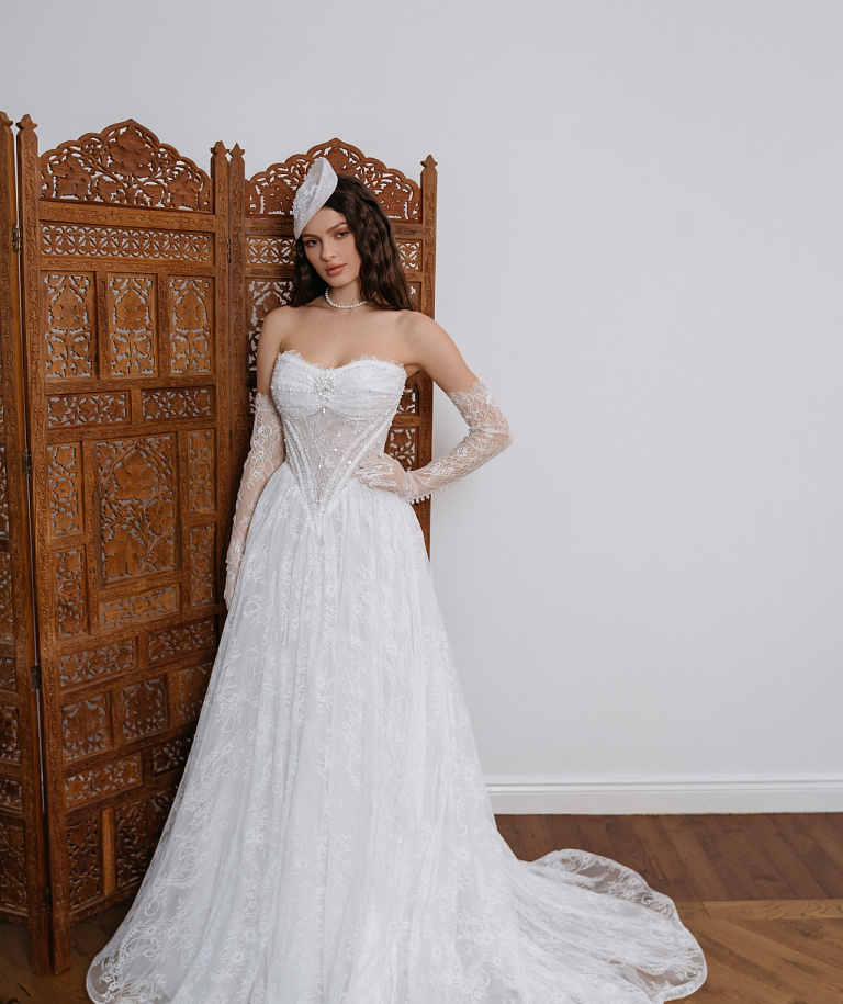 Роскошное кружевное свадебное платье с диснеевским корсетом