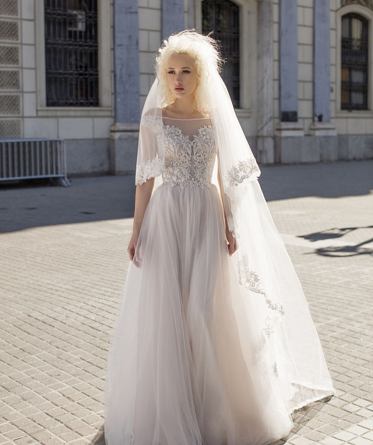 Свадебная фата с кружевом в виде веточек