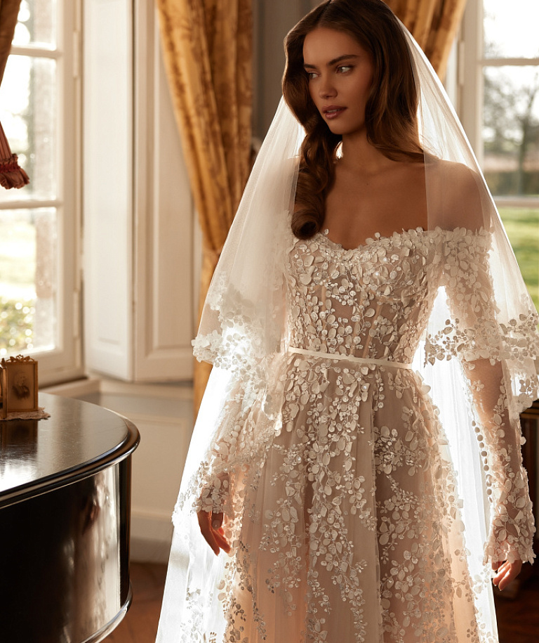 Роскошное свадебное платье с рукавами и открытыми плечами