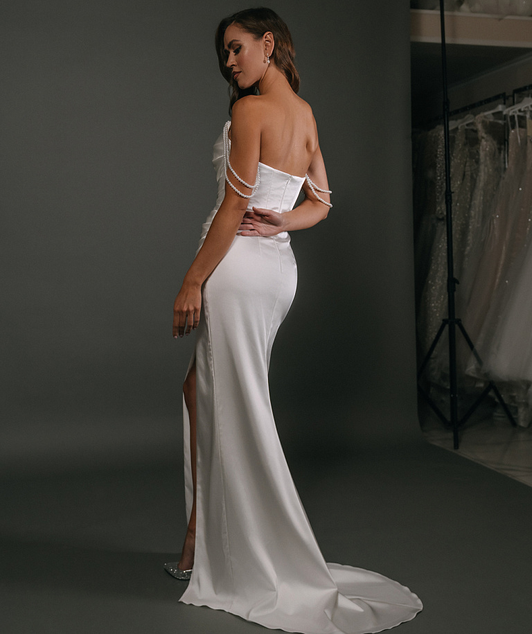 Атласное свадебное платье с жемчужными бретльками