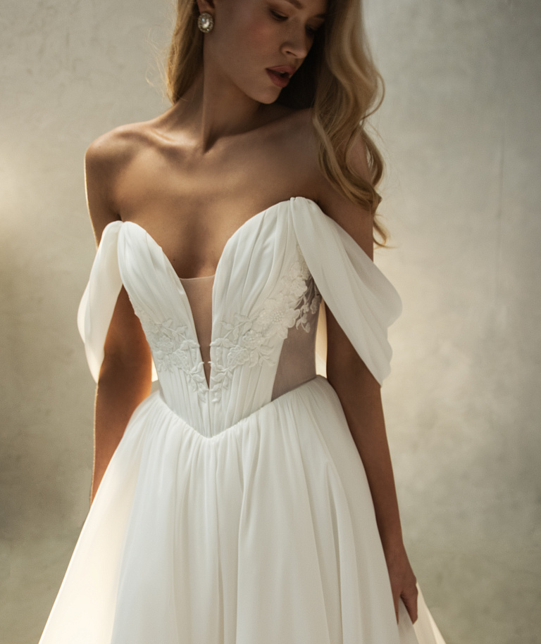 Летящее платье из фатина с ниспадающими бретелями