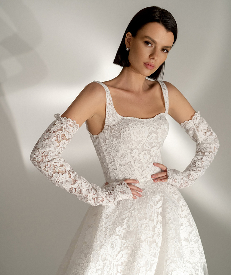 Белые кружевные перчатки