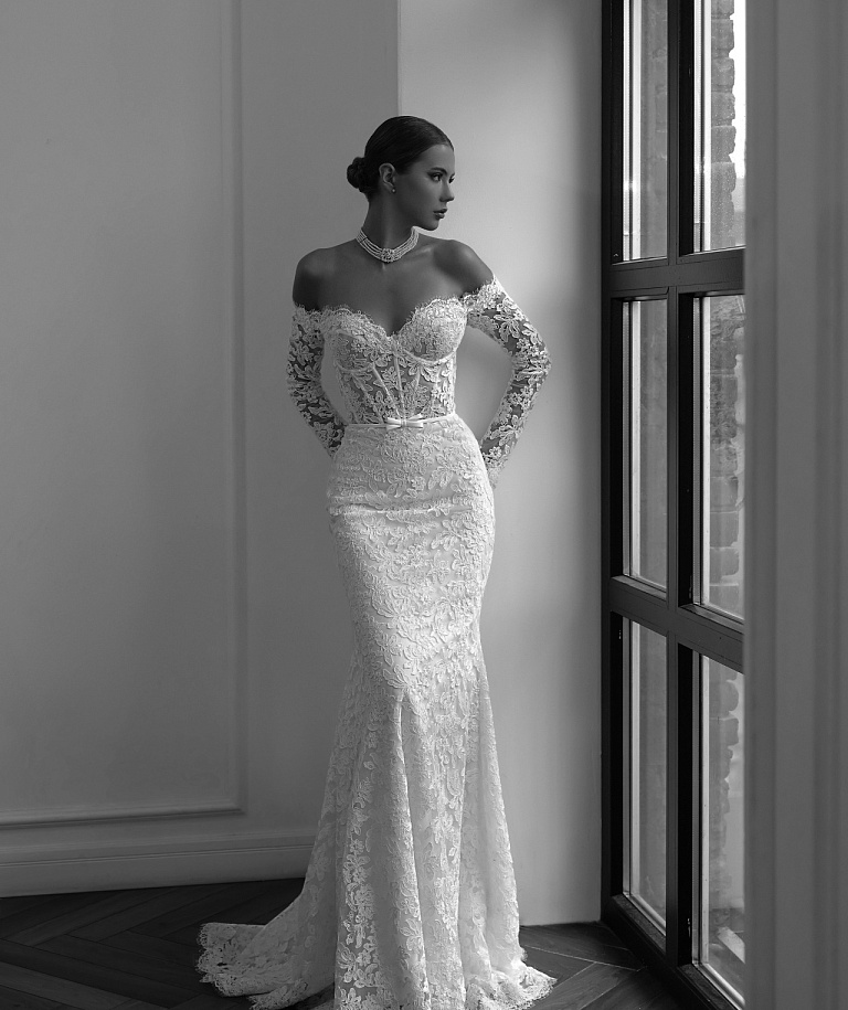 Белое кружевное свадебное платье рыбка с рукавами