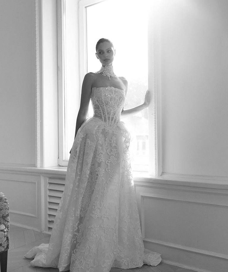 Роскошное кружевное свадебное платье с чокером